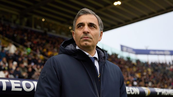 PARMA, ITALY - DECEMBER 15: Fabio Pecchia Head Coach of Parma Calcio looks on during the Serie A match between Parma and Verona at Stadio Ennio Tardini on December 15, 2024 in Parma, Italy. (Photo by Emmanuele Ciancaglini/Getty Images) Parma, Pecchia: “La Roma ha ritrovato serenità, voglio una squadra battagliera” - immagine 1