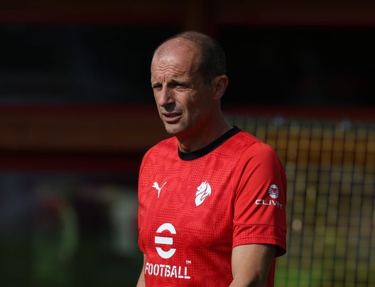 CAIRATE, ITALY - SEPTEMBER 12: Head coach AC Milan Massimiliano Allegri looks on during AC Milan training session at Milanello on September 12, 2025 in Cairate, Italy. (Photo by AC Milan/AC Milan via Getty Images)  Milan, l’allenamento della squadra: Rabiot e compagni verso il Bologna- immagine 5