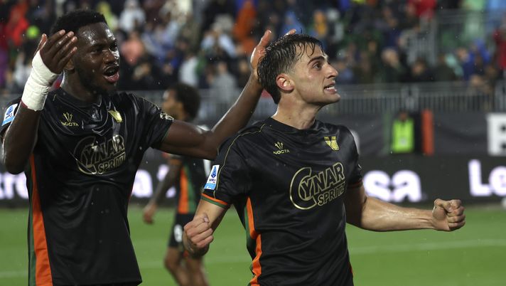 VENICE, ITALY - MAY 12: Gaetano Oristanio of Venezia celebrates with his teammate Fali Cande after scoring his team's second goal during the Serie A match between Venezia and Fiorentina at Stadio Pier Luigi Penzo on May 12, 2025 in Venice, Italy. (Photo by Maurizio Lagana/Getty Images) La moViola: disastro Marchetti. Candè la prende di mano, ma manca un rosso a Marì - immagine 1