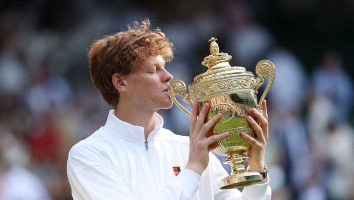LONDON, ENGLAND - JULY 13: Jannik Sinner of Italy kisses the Gentlemen’s Singles Trophy following his victory against Carlos Alcaraz of Spain during the Gentlemen’s Singles Final on day fourteen of The Championships Wimbledon 2025 at All England Lawn Tennis and Croquet Club on July 13, 2025 in London, England. (Photo by Julian Finney/Getty Images) Jannik Sinner re di Wimbledon: è il primo italiano nella storia a vincere - immagine 1