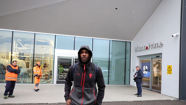 VARESE, ITALY - DECEMBER 16: Mike Maignan of AC Milan embarks the plane as AC Milan travel to Riyadh ahead of their Italian SuperCup match between Ac Milan and SSC Napoli at Malpensa Airport on December 16, 2025 in Varese, Italy. (Photo by Claudio Villa/AC Milan via Getty Images) il-milan-da-milanello-a-riyadh-via-malpensa-le-foto