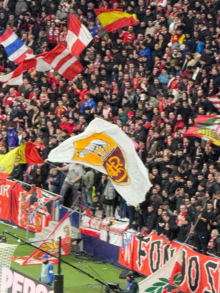 Atletico-Roma, il gemellaggio continua: contro l’Inter sventola la bandiera giallorossa- immagine 2