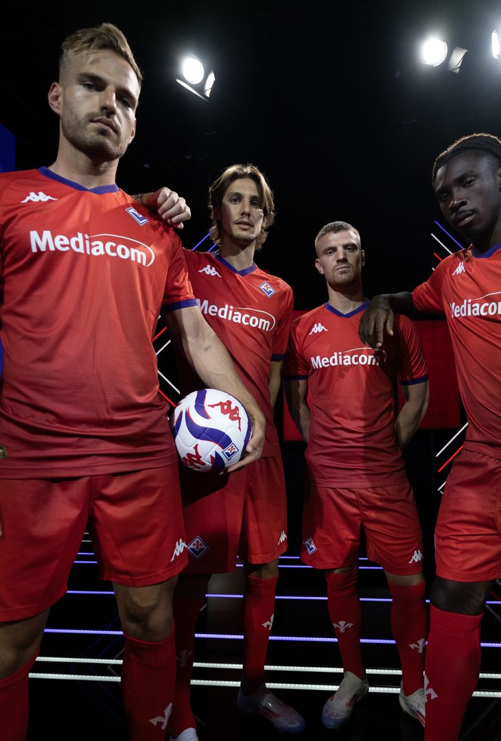 GALLERY – Tutte le migliori foto della nuova terza maglia in rosso - immagine 11