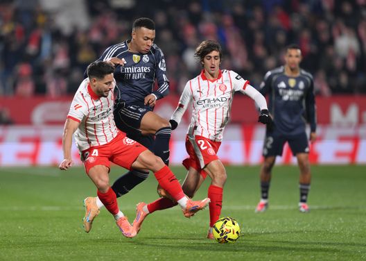 GIRONA, SPAGNA - 30 NOVEMBRE: Kylian Mbappe del Real Madrid viene sfidato da Ivan Martin e Bryan Gil di Girona durante la partita LaLiga EA Sports tra Girona FC e Real Madrid CF allo stadio Montilivi il 30 novembre 2025 a Girona, Spagna. (Foto di David Ramos/Getty Images) Copa del Rey, continua il momento no del Girona: è stato eliminato da una squadra di terza serie- immagine 2