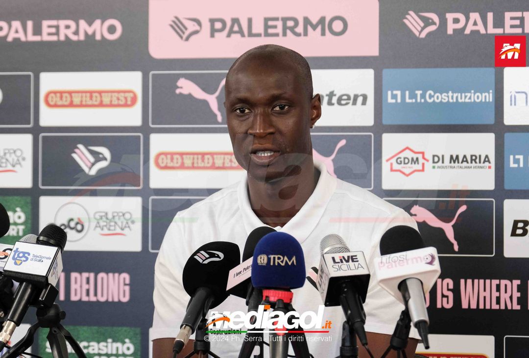 FOTO PALERMO, la presentazione di Alfred Gomis in conferenza (Gallery) - immagine 4