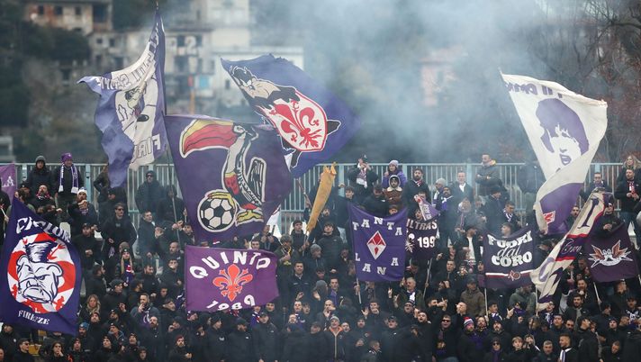 COMO, ITALY - NOVEMBER 24: ACF Fiorentina fans show their support during the Serie A match between Como 1907 and ACF Fiorentina at Stadio G. Sinigaglia on November 24, 2024 in Como, Italy. (Photo by Marco Luzzani/Getty Images) “E volerà, la Fiorentina volerà… “: la Curva Fiesole canta e sogna dopo Como - immagine 1