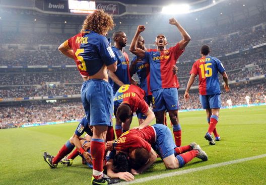 I giocatori del Barcellona festeggiano la rete del clamoroso 6-2 al Real Madrid. (Photo credit should read JAVIER SORIANO/AFP via Getty Images) Barcellona, Iniesta fonte di ispirazione: 16 anni fa lo storico gol a Stamford Bridge- immagine 4