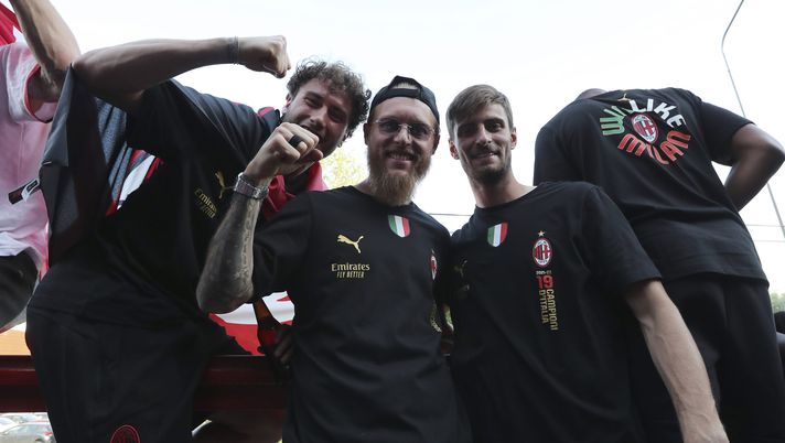 MILAN, ITALY - MAY 23: Davide Calabria (L) of AC Milan, Simon Kjaer and Matteo Gabbia celebrates during the Serie A Victory Parade on May 23, 2022 in Milan, Italy. (Photo by AC Milan/AC Milan via Getty Images) Milan, Calabria: “Gabbia? Orgoglioso e contento di quello che sta facendo. Kjaer…” - immagine 1