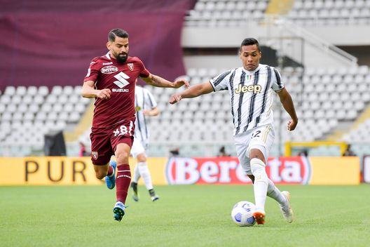TURIN, ITALY - APRIL 03: Alex Sandro of Juventus is challenged by Tomas Eduardo Rincon of Torino FC during the Serie A match between Torino FC and Juventus at Stadio Olimpico di Torino on April 03, 2021 in Turin, Italy. Sporting stadiums around Italy remain under strict restrictions due to the Coronavirus Pandemic as Government social distancing laws prohibit fans inside venues resulting in games being played behind closed doors. (Photo by Daniele Badolato - Juventus FC/Juventus FC via Getty Images) Torino-Juventus 1-1: Chiesa e Sanabria, il derby è apertissimo- immagine 3
