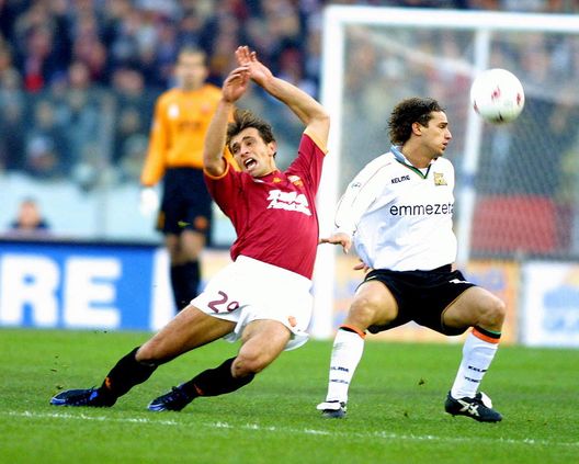 Sebastiano Siviglia della Roma e Arturo Di Napoli del Venezia. IMMAGINE DIGITALE. Credito obbligatorio: Grazia Neri/ALLSPORT. ESCLUSIVA – Arturo Di Napoli: “Boškov maestro di vita, per lo scudetto occhio alla Champions”- immagine 2