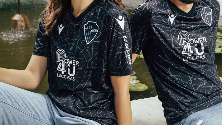 Padova, ecco la terza maglia (nera) che cita l’Orto Botanico - immagine 1