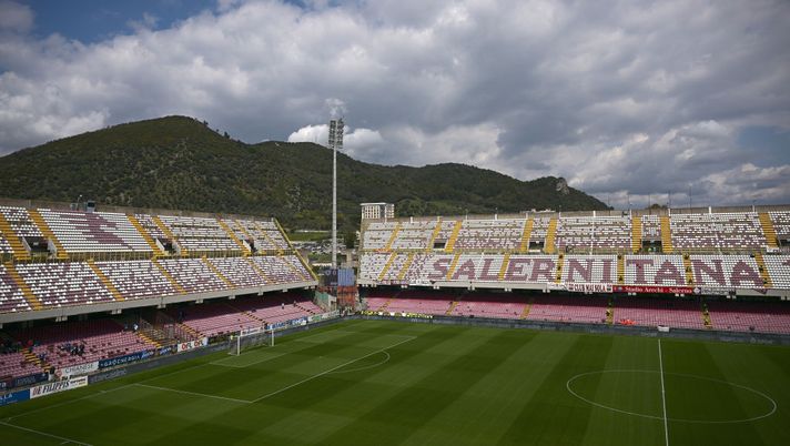 SALERNO, ITALIA - 7 APRILE: Veduta generale dell'interno dello stadio prima della partita di Serie A tra Salernitana e FC Internazionale allo Stadio Arechi il 7 aprile 2023 a Salerno, Italia. (Foto di Mattia Ozbot - Inter/Inter tramite Getty Images) Stadi Euro 2032: Maradona e San Nicola in stand-by, l’Arechi di Salerno colpo a sorpresa - immagine 1