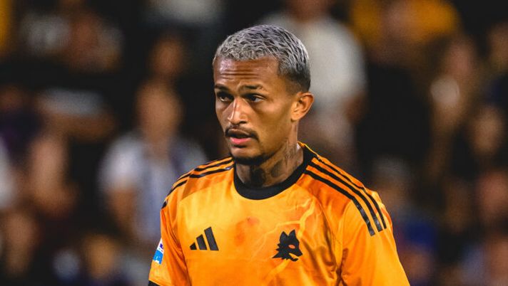 PISA, ITALY - AUGUST 30: Wesley of AS Roma in action during the Serie A match between Pisa SC and AS Roma at Arena Garibaldi on August 30, 2025 in Pisa, Italy. (Photo by Fabio Rossi/AS Roma via Getty Images) Le scelte nella Roma, chi gioca contro l’Udinese da Dovbyk a Pellegrini, Wesley e Koné - immagine 1