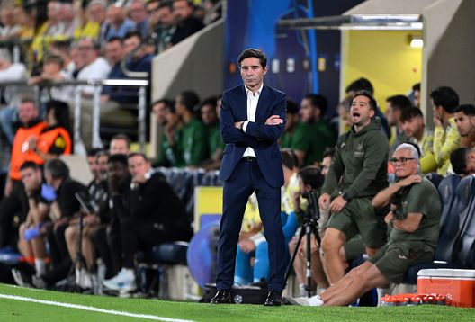 VILLARREAL, SPAGNA - 21 OTTOBRE: Marcelino, allenatore del Villarreal CF, assiste alla partita della terza giornata della fase a gironi della UEFA Champions League 2025/26 tra Villarreal CF e Manchester City all'Estadio de la Ceramica il 21 ottobre 2025 a Villarreal, Spagna. (Foto di David Ramos/Getty Images) Copa del Rey, Marcelino contrario al campo in erba sintetica: “Aumenta il rischio infortunio”- immagine 2
