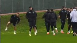 Napoli-Qarabag, rifinitura sotto il diluvio: ci sono anche Rrahmani e Hojlund VIDEO