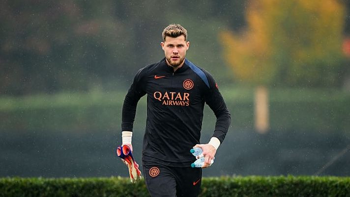COMO, ITALY - OCTOBER 20: Josep Martinez of FC Internazionale in action during the FC Internazionale training session at BPER Training Centre at Appiano Gentile on October 20, 2025 in Como, Italy. (Photo by Mattia Pistoia - Inter/Inter via Getty Images) Gazzetta – Martinez è ancora sotto shock: ecco le ultime sull’indagine. Marotta: “Gli siamo vicini” - immagine 1