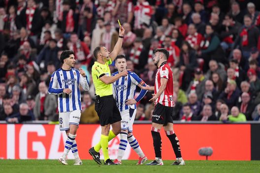 Cuadra, che erroraccio nel derby tra Athletic e Real Sociedad! Polemiche dell’Erreala per un rosso- immagine 2