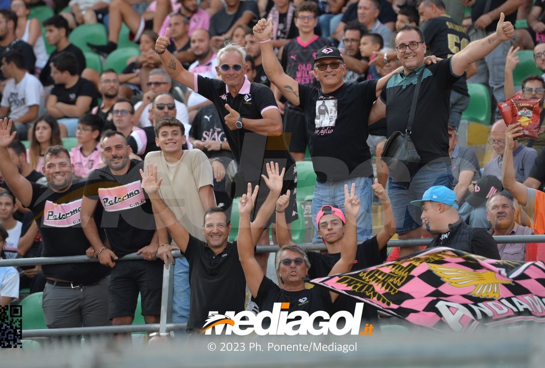 FOTOTIFO Palermo-Feralpisalò 3-0, gli scatti ai tifosi al “Renzo Barbera” (GALLERY) - immagine 47
