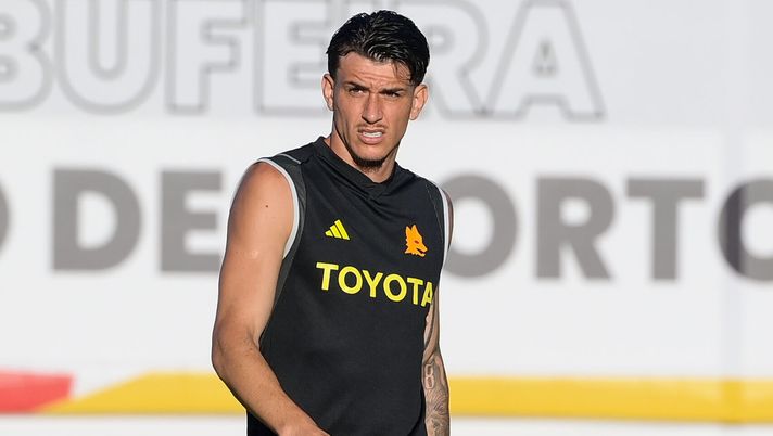 ALBUFEIRA, PORTUGAL - JULY 29: AS Roma player Roger Ibanez warm-up prior the pre-season friendly match between AS Roma and Estrela da Amadora at Estadio Municipal de Albufeira on July 29, 2023 in Albufeira, Portugal. (Photo by Fabio Rossi/AS Roma via Getty Images) Questo non è un mercato per la Roma. Pinto e quelle cessioni impossibili - immagine 1