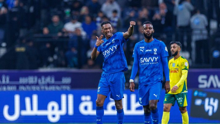 RIYADH, SAUDI ARABIA - DECEMBER 26: Mohamed Kanno of team Al-Hilal FC celebrates scoring their first goal during the Saudi Pro League match between Al Hilal and Al Khaleej at Kingdom Arena on December 26, 2025 in Riyadh, Saudi Arabia. (Photo by Abdullah Ahmed/Getty Images) Al Kholood–Al Hilal: lo streaming gratis del match del 31 dicembre - immagine 1