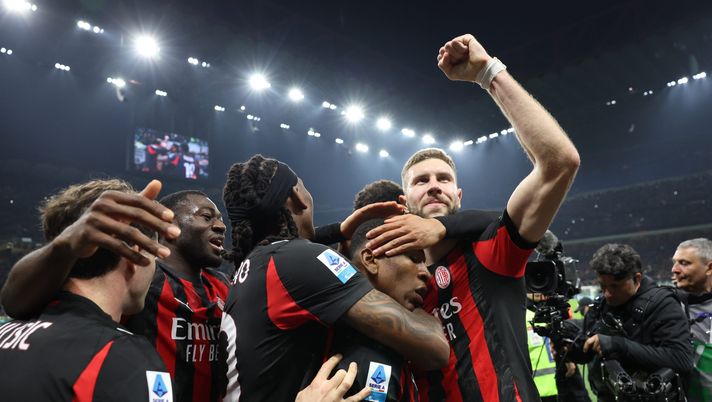 MILAN, ITALY - MARCH 08: Pervis Estupinan of AC Milan celebrates with team-mates after scoring the goal during the Serie A match between AC Milan and FC Internazionale at Giuseppe Meazza Stadium on March 08, 2026 in Milan, Italy. (Photo by Claudio Villa/AC Milan via Getty Images) Serie A, il derby lo vince il Milan: battuto 1-0 l’Inter, decide Estupinan - immagine 1