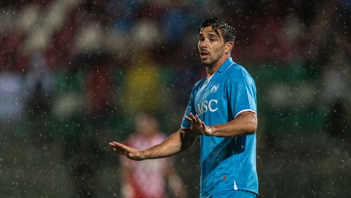 CASTEL DI SANGRO, ITALY - AUGUST 03: SSC Napoli Player Giovanni Simeone in action during the friendly match between SSC Napoli and Girona at Stadio Teofilo Patini on August 03, 2024 in Castel di Sangro, Italy. (Photo by SSC NAPOLI/SSC NAPOLI via Getty Images) simeone