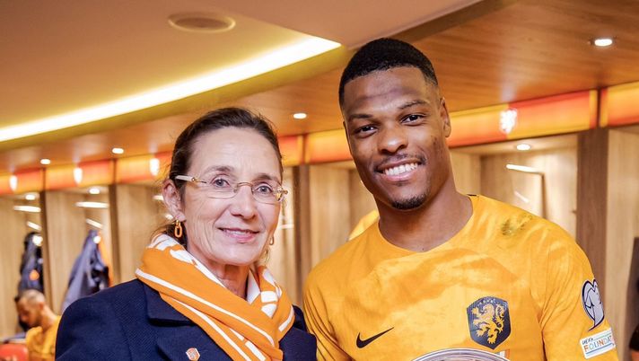 Olanda, Dumfries premiato per le 50 presenze con la maglia della Nazionale - immagine 1