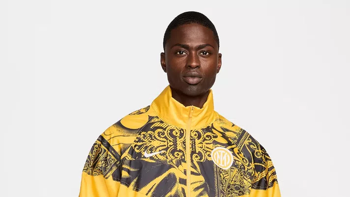 FOTO – Inter, ecco l’ultima giacca a vento Nike. Si ispira alla terza maglia - immagine 1