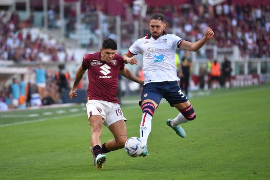 TURIN, ITALY - AUGUST 21: Raoul Bellanova of Torino FC is challenged by Paulo Azzi of Cagliari Calcio during the Serie A TIM match between Torino FC and Cagliari Calcio at Stadio Olimpico di Torino on August 21, 2023 in Turin, Italy. (Photo by Valerio Pennicino/Getty Images)