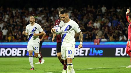 SALERNO, ITALY - SEPTEMBER 30: Lautaro Martinez of FC Internazionale celebrates after scoring the 0-3 goal during the Serie A TIM match between US Salernitana and FC Internazionale at Stadio Arechi on September 30, 2023 in Salerno, Italy. (Photo by Francesco Pecoraro/Getty Images)