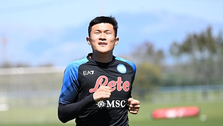 NAPLES, ITALY - APRIL 14: Min-Jae Kim of Napoli ahead of their UEFA Champions League quarterfinal first leg match against AC Milan at on April 14, 2023 in Naples, Italy. (Photo by SSC NAPOLI/SSC NAPOLI via Getty Images) Calcio estero, Son e Kim ringiovaniscono grazie…al Governo - immagine 1