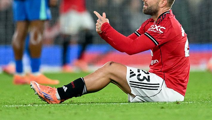 MANCHESTER, ENGLAND - OCTOBER 25: Luke Shaw of Manchester United signals to the bench he wants to be substituted during the Premier League match between Manchester United and Brighton & Hove Albion at Old Trafford on October 25, 2025 in Manchester, England. (Photo by Shaun Botterill/Getty Images) Manchester United, Gary Neville duro su Shaw: “È imbarazzante” - immagine 1