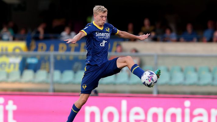 VERONA, ITALY - SEPTEMBER 04: Josh Doig of Hellas Verona controls the ball during the Serie A match between Hellas Verona and UC Sampdoria at Stadio Marcantonio Bentegodi on September 04, 2022 in Verona, Italy. (Photo by Emilio Andreoli/Getty Images) Gazzetta – Esterno sinistro, Thiago Motta preferisce Doig - immagine 1