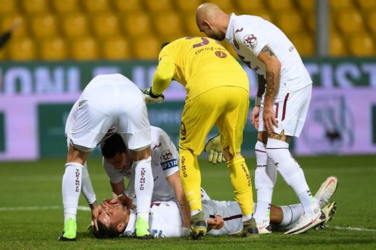 BENEVENTO, ITALY - JANUARY 22: Armando Izzo of Torino lies injured during the Serie A match between Benevento Calcio and Torino FC at Stadio Ciro Vigorito on January 22, 2021 in Benevento, Italy. (Photo by Francesco Pecoraro/Getty Images)