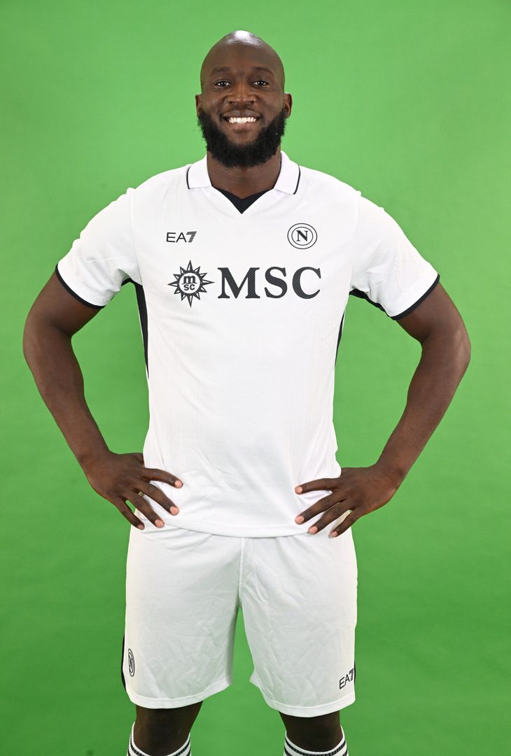 GALLERY Lukaku posa con la divisa del Napoli: gli scatti con la maglia azzurra e bianca - immagine 3