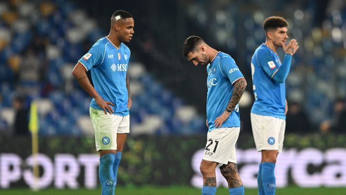 NAPLES, ITALY - DECEMBER 19: The players of SSC Napoli look dejected at full-time following their team's defeat in the Coppa Italia - Round of 16 match between SSC Napoli and Frosinone Calcio at Stadio Diego Armando Maradona on December 19, 2023 in Naples, Italy. (Photo by Francesco Pecoraro/Getty Images) Napoli Frosinone