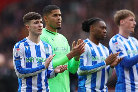 SHEFFIELD, INGHILTERRA - 22 FEBBRAIO: Charlie McNeill dello Sheffield Wednesday applaude i tifosi dopo la sconfitta della sua squadra contro lo Sheffield United, che ha portato alla retrocessione della sua squadra in League 1, in seguito alla partita dello Sky Bet Championship tra lo Sheffield United e lo Sheffield Wednesday a Bramall Lane il 22 febbraio 2026 a Sheffield, Inghilterra. (Foto di Cameron Smith/Getty Images)