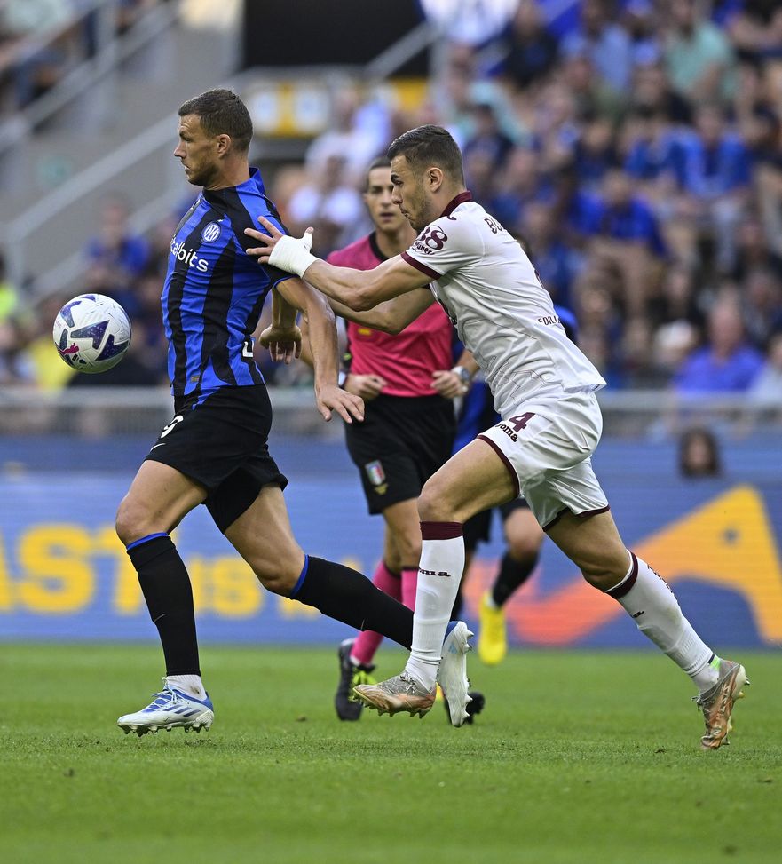 MILAN, ITALY - SEPTEMBER 10: Edin Dzeko of FC Internazionale competes for the ball with Alessandro Buongiorno of Torino FC during the Serie A match between FC Internazionale and Torino FC at Stadio Giuseppe Meazza on September 10, 2022 in Milan, Italy . (Photo by Mattia Ozbot - Inter/Inter via Getty Images)