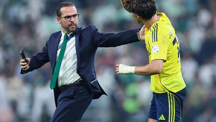 JEDDAH, SAUDI ARABIA - JANUARY 2: Sporting Director Rui Pedro of Al Ahli clashes with Joao Felix of Al Nassr after the Saudi Pro League match between Al Ahli and Al Nassr at Alinma Stadium on January 2, 2026 in Jeddah, Saudi Arabia. (Photo by Yasser Bakhsh/Getty Images) Al-Ahli batte Al-Nassr: prima sconfitta in campionato per gli ospiti con tanto di rissa - immagine 1