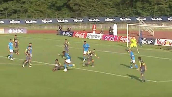 VIDEO Anguissa strega tutti: la giocata da fenomeno dell’azzurro contro l’Anaune VIDEO Anguissa strega tutti: la giocata da fenomeno dell’azzurro contro l’Anaune - immagine 1