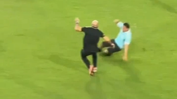 Un tifoso riesce a superare il bodyguard di Messi…in scivolata