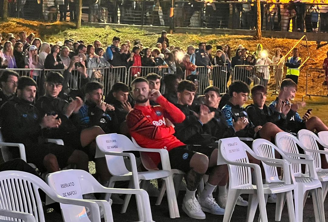 I giovani calciatori del Napoli assistono alla serata rap a Piazza della Pace a Dimaro