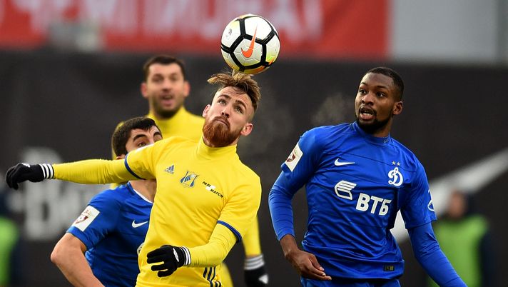 MOSCOW, RUSSIA - DECEMBER 02: Samba Sow (R) of FC Dinamo Moscow is challenged by Zan Majer of FC Rostov Rostov-On-Don during the Russian Premier League match between FC Dinamo Moscow and FC Rostov Rostov-On-Don at the Arena Khimki Stadium on December 02, 2017 in Moscow, Russia. (Photo by Epsilon/Getty Images) Salernitana