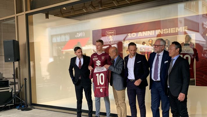 Torino, svelata la maglia “Fujin10 Limited Edition” alla Rinascente - immagine 1