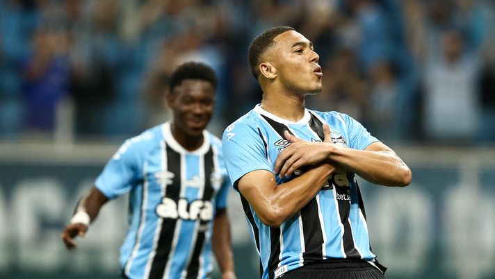 PORTO ALEGRE, BRAZIL - OCTOBER 16: Carlos Vinicius of Gremio celebrates after scoring the second goal of his team during the match between Gremio and Sao Paulo as part of Brasileirao 2025 at Arena do Gremio on October 16, 2025 in Porto Alegre, Brazil. (Photo by Pedro H. Tesch/Getty Images) Streaming Gremio-Vasco: Diretta TV e live gratis - immagine 1