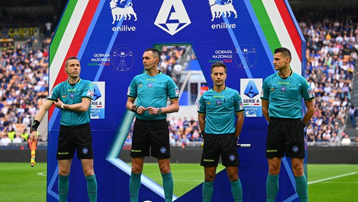 MILAN, ITALY - APRIL 12: Referee Daniele Perenzoni, Alessio Berti, Marco Di Bello and Dario Cecconi in action during the Serie A match between FC Internazionale and Cagliari at Stadio Giuseppe Meazza on April 12, 2025 in Milan, Italy. (Photo by Mattia Pistoia - Inter/Inter via Getty Images) L’IFAB approva le body cam sugli arbitri in tutte le competizioni: le ultime - immagine 1