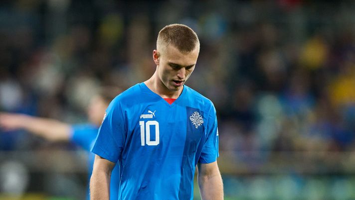 WROCLAW, POLAND - MARCH 26: Albert Gudmundsson of Iceland looks dejected during the UEFA EURO 2024 Play-Offs final match between Ukraine and Iceland at Tarczynski Arena on March 26, 2024 in Wroclaw, Poland. (Photo by Rafal Oleksiewicz/Getty Images) Islanda ko contro l’Ucraina nel finale: bastava un pari, Gud fuori dai Mondiali - immagine 1