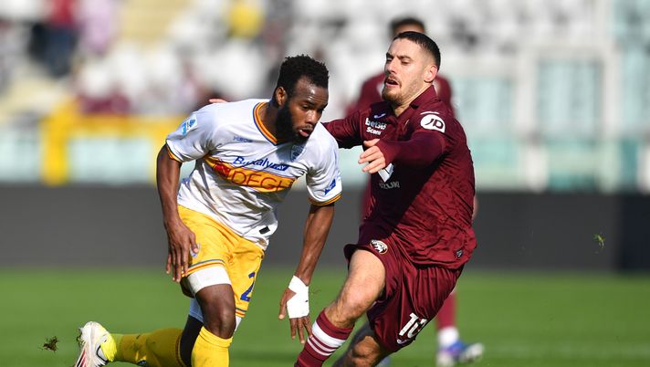 TURIN, ITALY - FEBRUARY 01: Lassana Coulibaly of US Lecce runs with the ball while under pressure from Nikola Vlasic of Torino during the Serie A match between Torino FC and US Lecce at Stadio Olimpico di Torino on February 01, 2026 in Turin, Italy. (Photo by Valerio Pennicino/Getty Images) Il Torino perde Vlasic per la Fiorentina, ma non solo. La doppia assenza - immagine 1