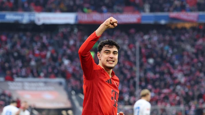 Pavlovic esulta con la maglia del Bayern Monaco