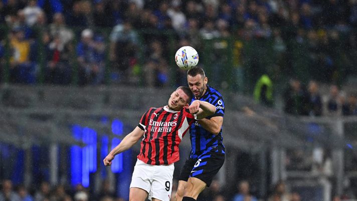 MILAN, ITALY - APRIL 23: Stefan De Vrij of FC Internazionale competes for the ball with Luka Jovic of AC Milan during the Coppa Italia Semi Final match between FC Internazionale and AC Milan at Stadio Giuseppe Meazza on April 23, 2025 in Milan, Italy. (Photo by Mattia Pistoia - Inter/Inter via Getty Images) Derby Inter-Milan, De Vrij: “Hanno segnato il primo gol sull’unica occasione creata” - immagine 1